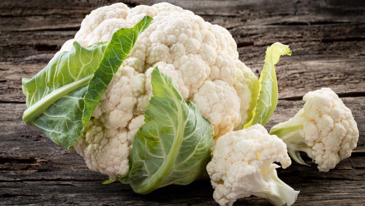 Tương tự các loại rau họ cải khác, bông cải trắng cung cấp nhiều hợp chất chống oxy hóa như carotenoid, tocopherol và axit ascorbic. Những chất này giúp trung hòa các gốc tự do, bảo vệ tế bào khỏi tổn thương và làm chậm quá trình lão hóa.