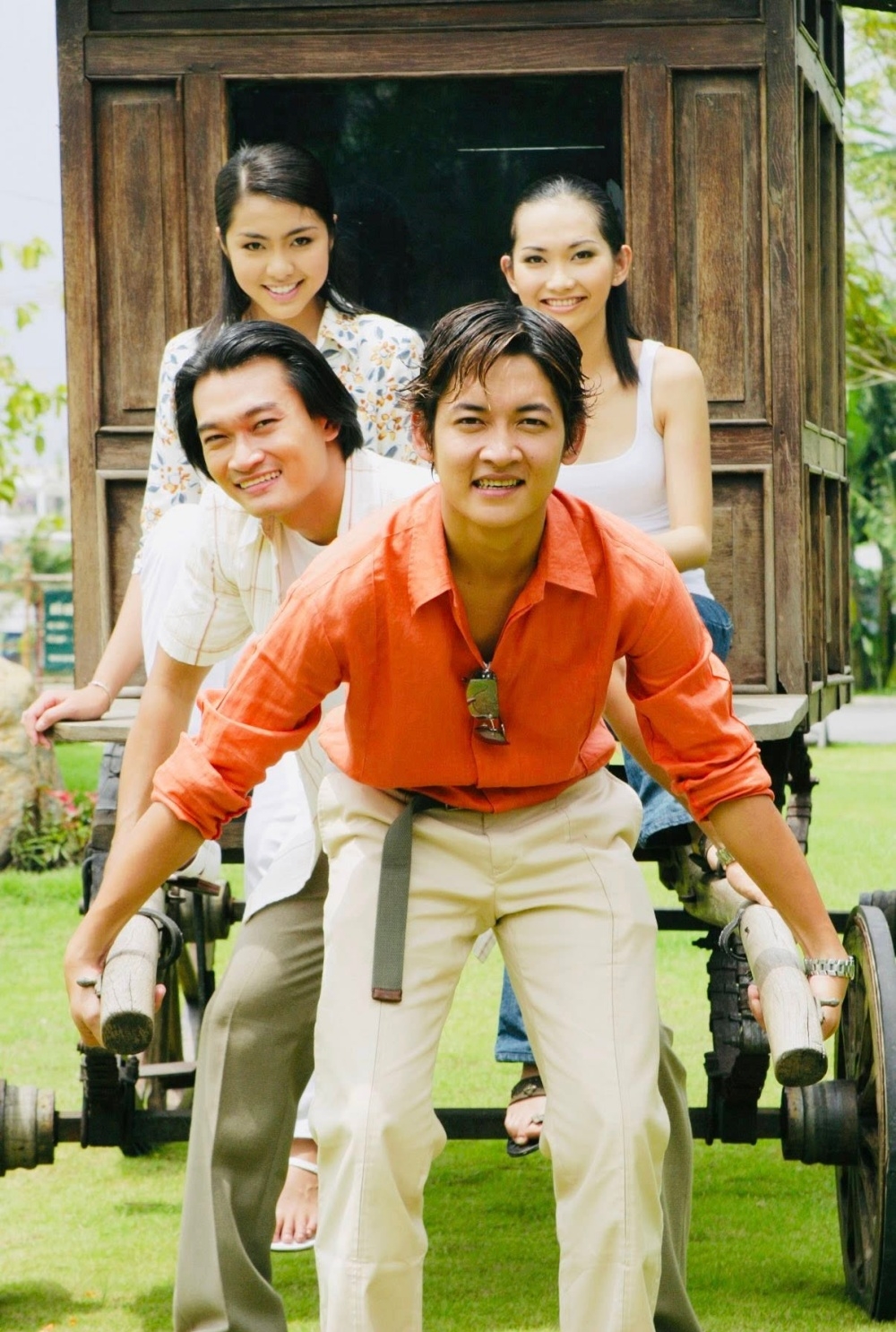 Thành Đạt - con trai nghệ sĩ Hai Nhất - đóng vai Năm Đô. Sau khi lập gia đình với diễn viên Hải Băng, anh chủ yếu kinh doanh, hạn chế hoạt động phim ảnh.