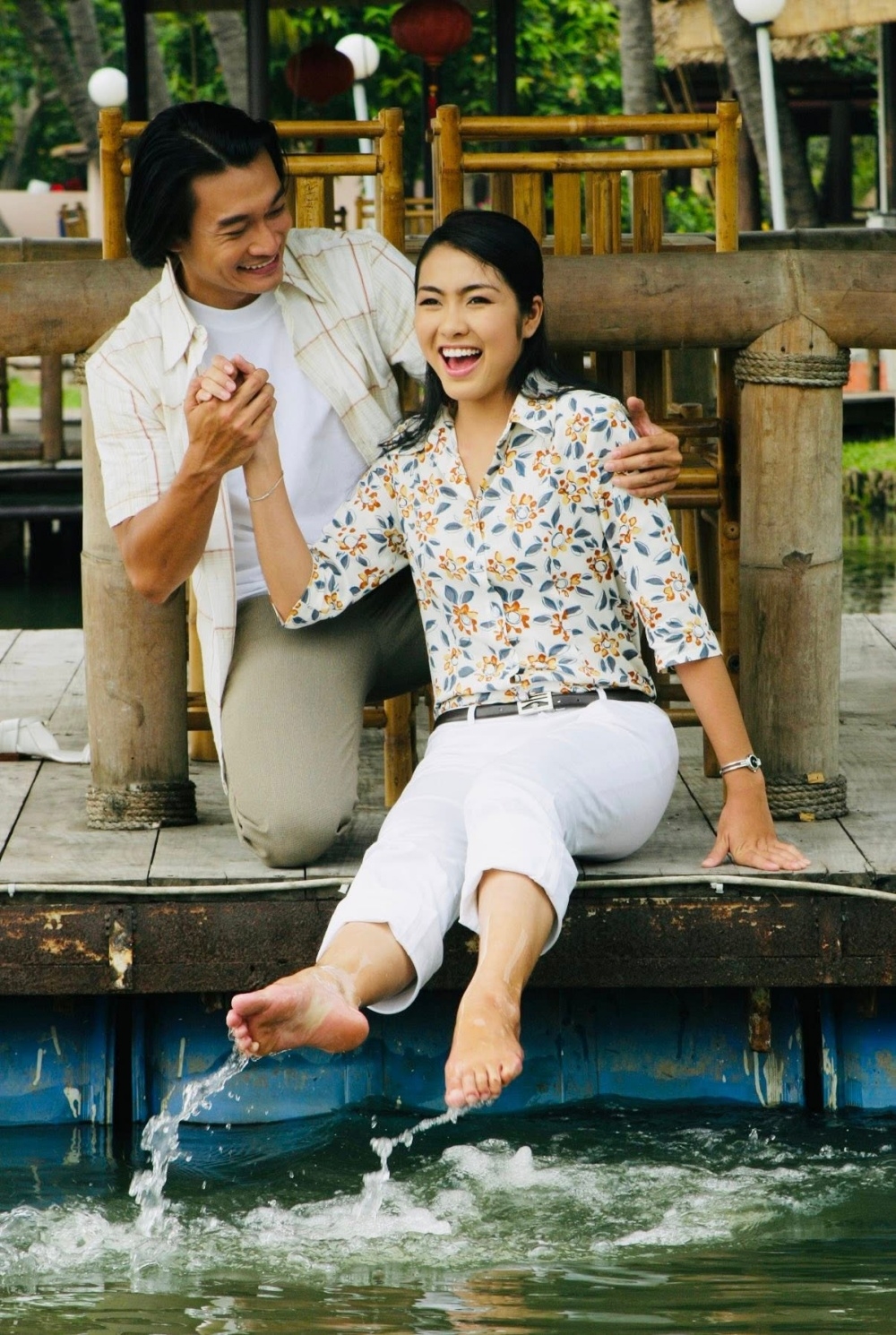 Tăng Thanh Hà bên Trương Minh Quốc Thái - vai Việt, kỹ sư lãng tử, được chị em Út Nhỏ cùng si mê.