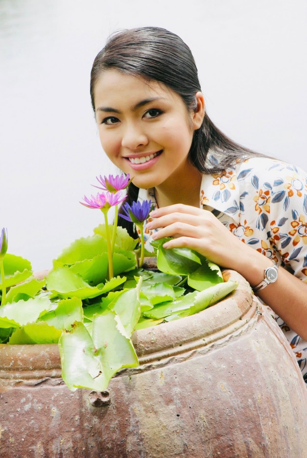 Tăng Thanh Hà khi đó được yêu mến với nét đẹp mộc mạc, tự nhiên. Cô vào vai Út Nhỏ, sinh ra trong một gia đình chuyên làm nghề đóng xuồng. Người cha bệnh tật, già cả nên không tiếp tục nổi công việc, giao cơ nghiệp cho các con gánh vác. Út Nhỏ quyết tâm vực dậy sản nghiệp của gia tộc đang tụt dốc.