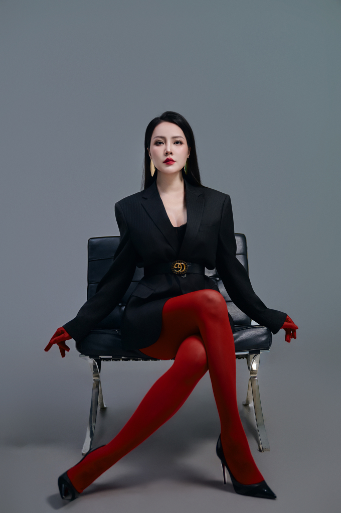 Thụy Vân thực hiện bộ ảnh mới, ghi dấu hành trình mới của bản thân sau khi sinh con thứ hai. Á hậu cho biết không muốn bó mình trong hình ảnh an toàn mà mạnh mẽ, sắc nét và giàu năng lượng hơn. Ở tuổi 40, cô thấy mình mạnh mẽ hơn bao giờ hết khi có thể tự chủ mọi thứ và cân bằng giữa gia đình và sự nghiệp.