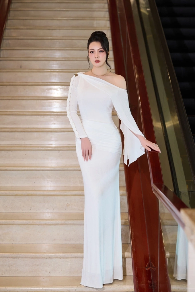 Trước đó, Thụy Vân thường xuất hiện với hình ảnh thanh lịch, kín đáo. Thụy Vân sinh năm 1986, gắn bó công việc MC từ trước khi đăng quang Á hậu 2 Hoa hậu Việt Nam 2008. Nhiều năm nay, cô được biết tới với vai trò biên tập viên, MC truyền hình. Cô kết hôn với ông xã doanh nhân năm 2010 nhưng chưa bao giờ để lộ mặt chồng trước truyền thông. Họ hiện có hai con, một trai một gái.