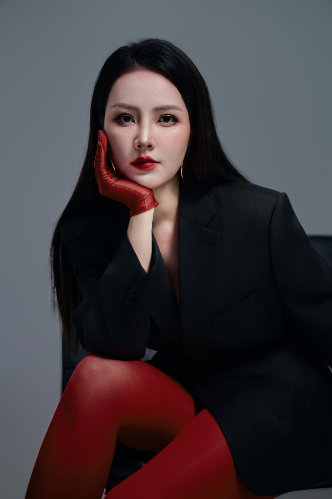 Cô được nhiều bạn bè, đồng nghiệp khen không có dấu hiệu sinh nở, ngày càng nhuận sắc.