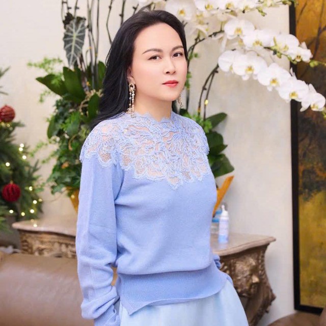 Phượng Chanel ở tuổi U50 sắc vóc vẫn căng tràn sức sống dù trải qua 2 lần sinh nở. Để có được vóc dáng săn chắc, Phượng Chanel rất chăm tập luyện thể thao, trước đây cô thường dành khoảng 1 tiếng để chạy bộ. Ngoài ra, cô dành 90 phút tập gym với cường độ cao mỗi ngày để có được vóc dáng săn chắc, thon gọn ở tuổi 46.