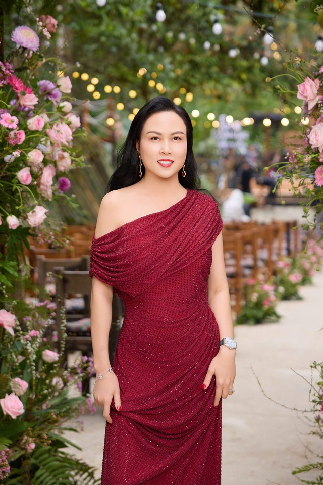 Không kể là đến phòng tập hay ở nhà, Phượng Chanel đều tuân thủ nghiêm ngặt thời khóa biểu tập luyện của mình. Cô luôn dành từ 60 - 90 phút mỗi ngày để rèn luyện thân thể nâng cao sức khỏe cũng như lấy lại vóc dáng săn chắc.