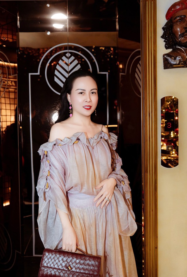 Nhờ việc siết cân giữ dáng tốt nên Phượng Chanel có vóc dáng đẹp và tự tin diện đồ. Ở đời thường, Phượng Chanel thường chọn những bộ đầm hở vai gợi cảm.