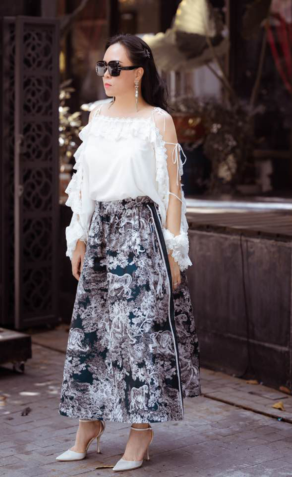 Lúc cô lại trở thành nàng thơ với thiết kế chân váy hoa tối màu cùng áo trắng bánh bèo cách điệu sexy.