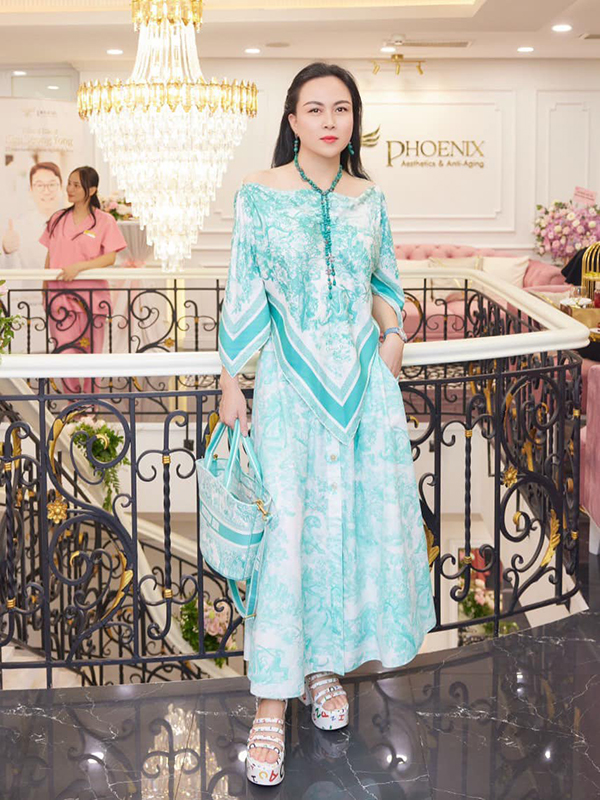 Khi đến một sự kiện trang trọng, Phượng Chanel lại diện đầm xanh pastel thanh lịch mix đồng màu với túi xách.