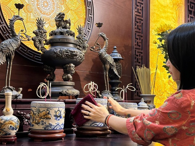 Một bàn thờ sáng sủa, gọn gàng không chỉ thể hiện lòng thành kính đối với tổ tiên mà còn phản ánh sự cẩn thận, chu toàn và phong cách sống gương mẫu của gia đình.