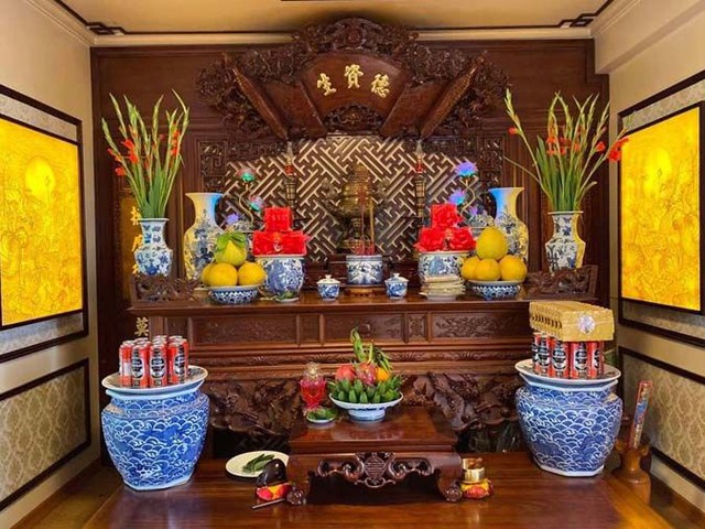 Lưu ý rằng nếu hoa đã héo hoặc tàn, cần thay ngay để duy trì sự tươi mới cho không gian thờ cúng. Khi công việc dọn bàn thờ cuối năm hoàn tất, hãy thắp ba nén hương và mời tổ tiên về đoàn tụ.