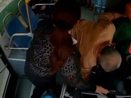 Một tài xế xe buýt ở TPHCM đột quỵ khi đang lái xe