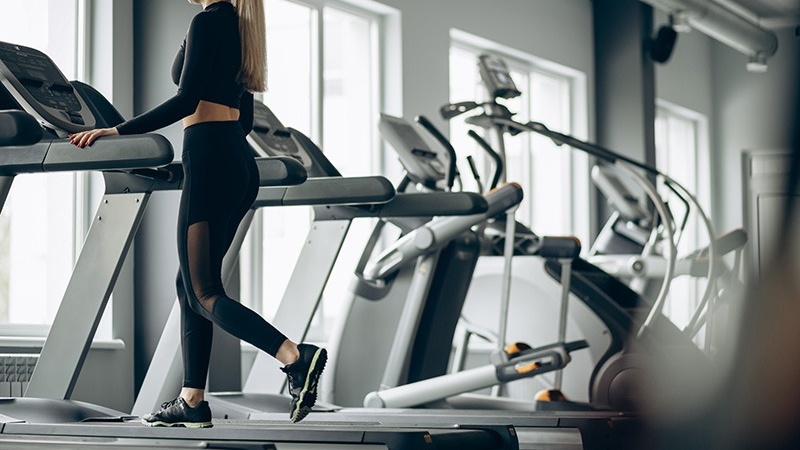 Không bám tay vào thành máy.