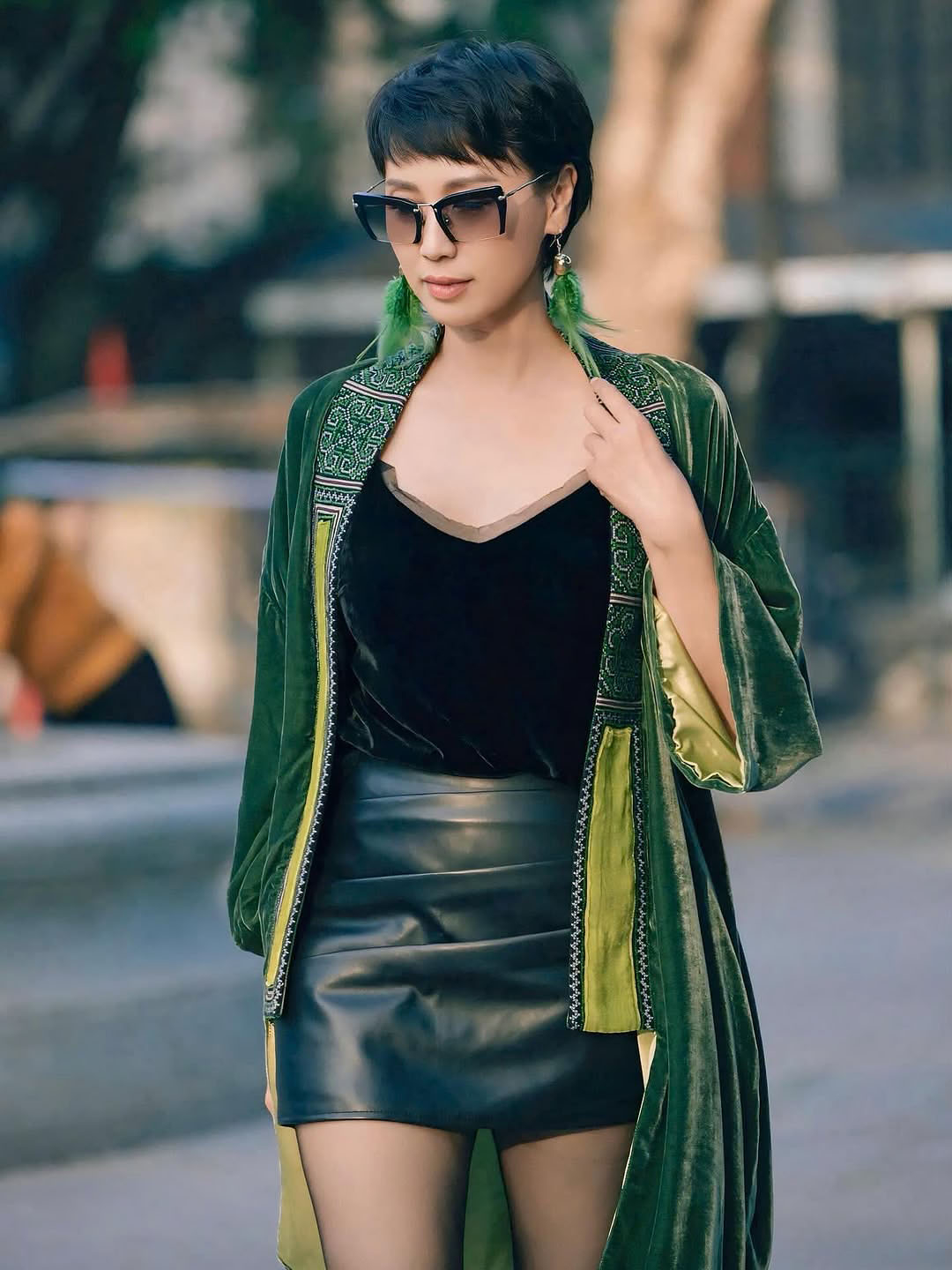 Trong loạt ảnh mới đăng trên trang cá nhân, Mai Đoàn khắc họa hình tượng sang chảnh khi phối áo hai dây cùng váy da ngắn và áo choàng dáng dài mở vạt.