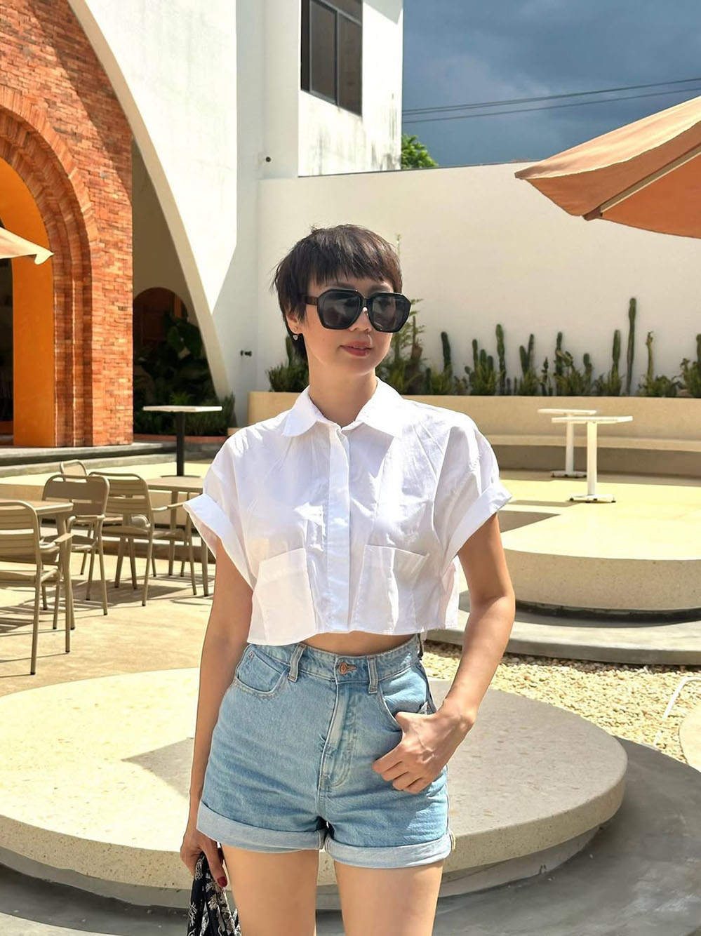 Shorts jeans còn được nhan sắc U50 phối cùng crop top, tạo nên hình ảnh trẻ trung như thiếu nữ.