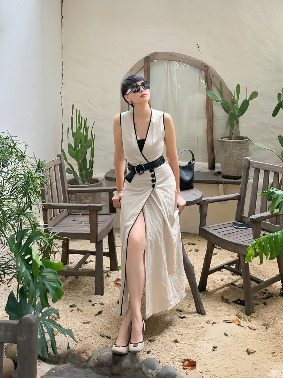 Mẹ vợ Đoàn Văn Hậu khai thác triệt để sắc vóc quên tuổi qua mẫu đầm vạt đắp xẻ cao khoe chân dài.