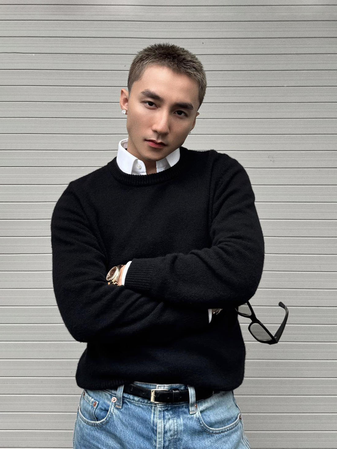 Trong loạt ảnh dạo phố hôm 13/1, Sơn Tùng M-TP diện trang phục tối giản và tạo điểm nhấn bằng đồng hồ cao cấp.