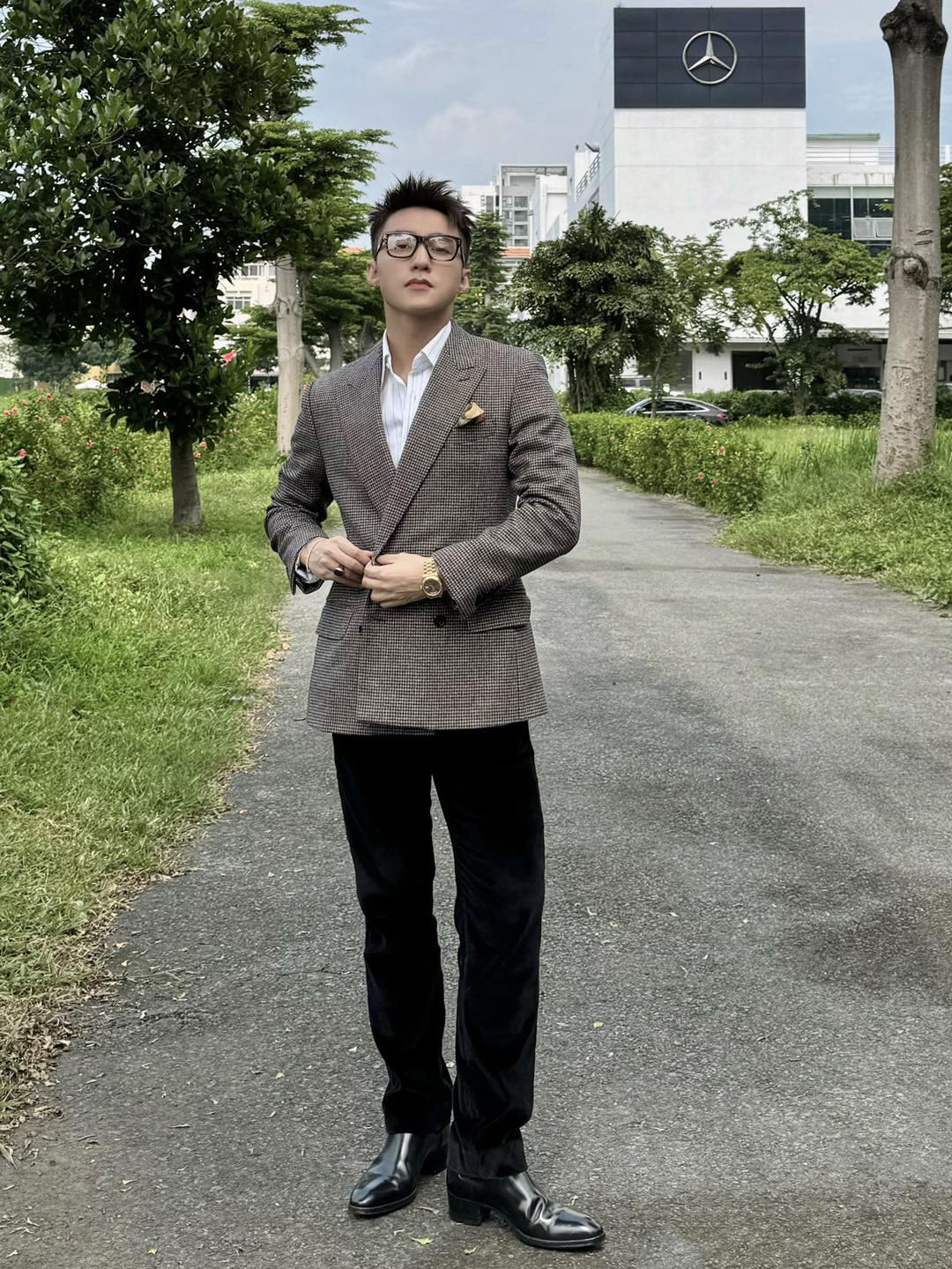 Trong khi đó, suit jacket kèm sơ mi trắng bảnh bao được nhận xét phù hợp mix cùng thiết kế Rolex hơn cả.