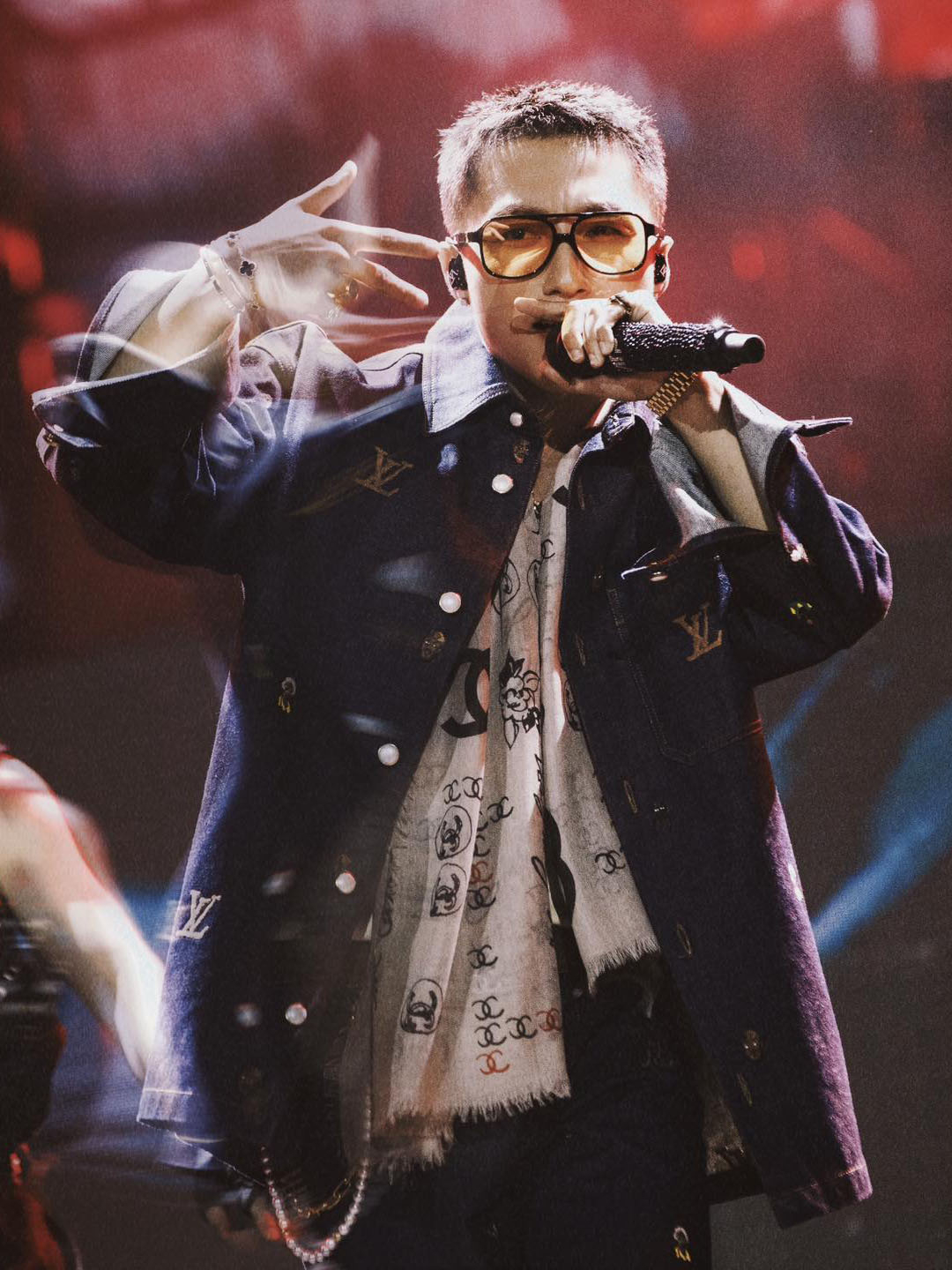 Tham gia sự kiện âm nhạc chào đón năm 2025 tại TP HCM, ca sĩ 9X mặc bộ trang phục denim từ Louis Vuitton, quàng khăn Chanel, đeo chiếc Rolex Day-Date và pha trộn ba mẫu vòng tay từ Cartier cùng Van Cleef amp; Arpels.