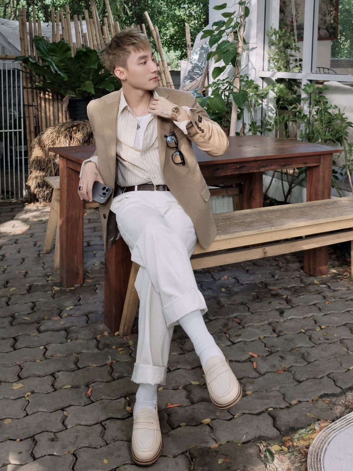 Sơn Tùng M-TP tên thật Nguyễn Thanh Tùng, sinh năm 1994 tại Hưng Yên (Thái Bình cũ). Thời còn đi học, anh bắt đầu tập sáng tác, lập nhóm nhạc và được yêu thích qua một số bài hát đăng trên diễn đàn trực tuyến. Năm 2014, nhờ hai ca khúc Cơn mưa ngang qua và Em của ngày hôm qua trở thành hiện tượng, Sơn Tùng được hâm mộ cuồng nhiệt và bước vào hàng ngũ ngôi sao Vpop.