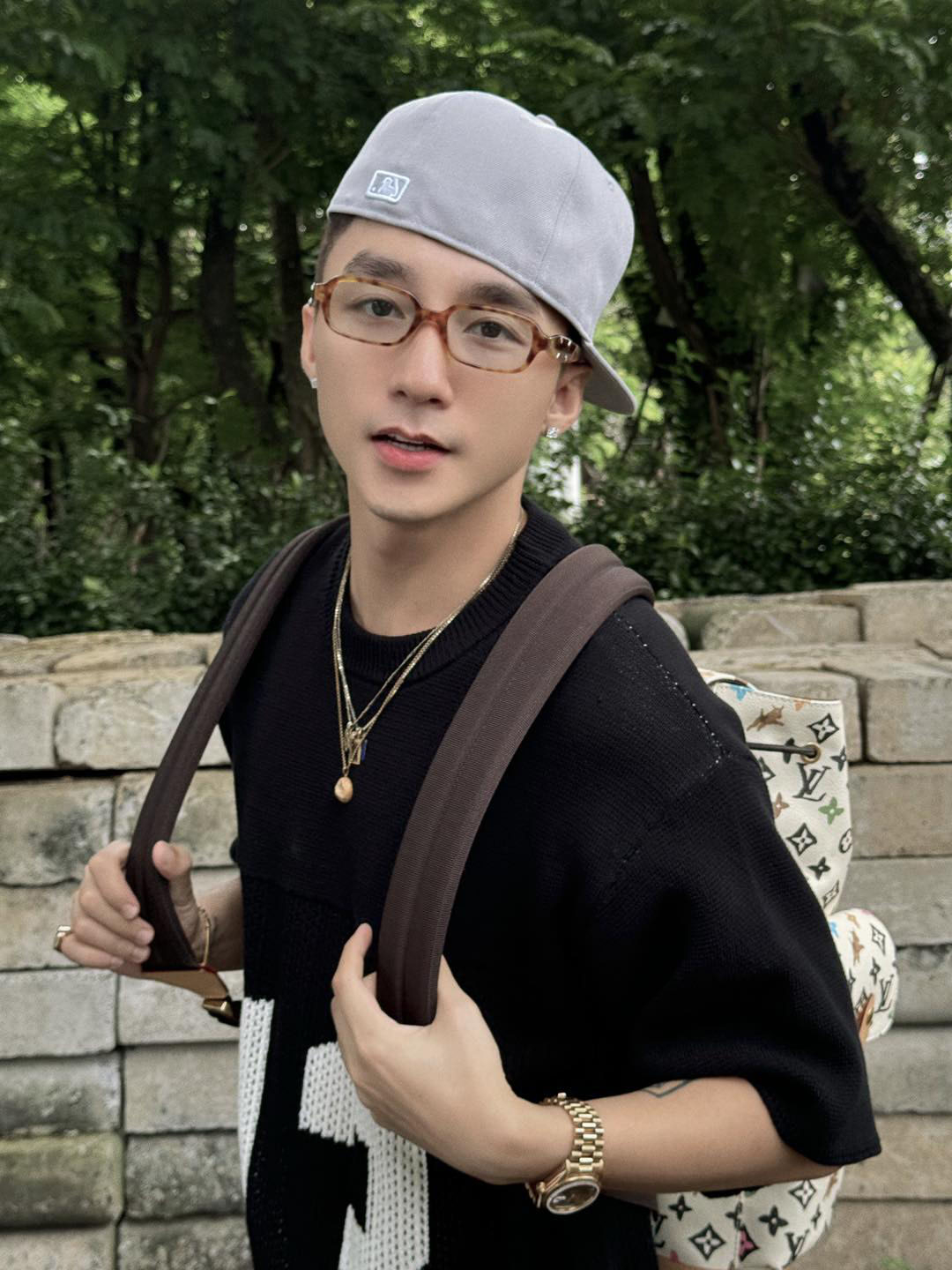 Món phụ kiện đắt đỏ là bạn thân của ngôi sao 32 tuổi, từng nhiều lần được anh kết hợp cùng street style khỏe khoắn.