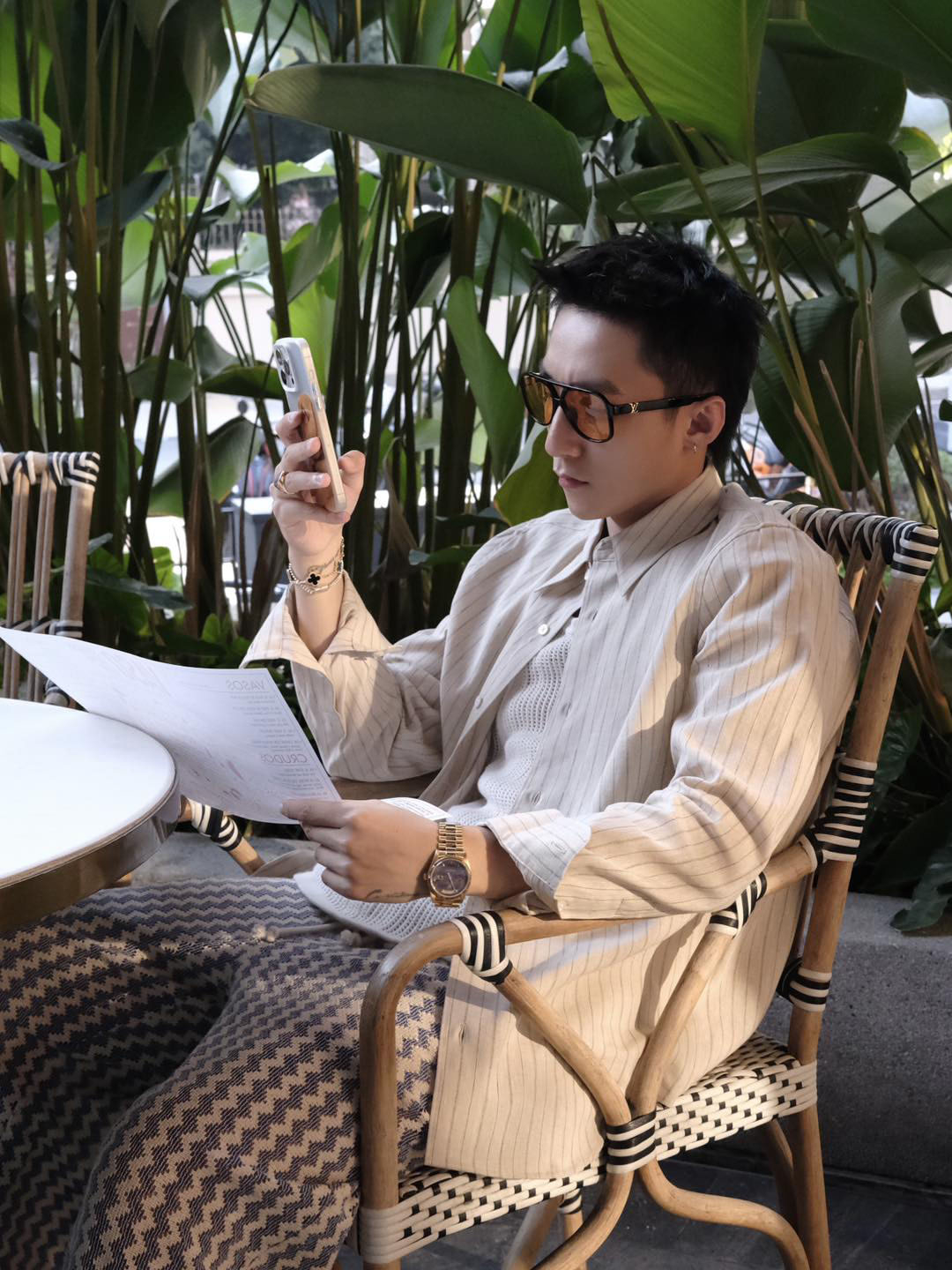 Với set đồ màu trung tính chủ đạo, Sơn Tùng đeo thêm kính râm Louis Vuitton 410 USD, vòng tay Van Cleef amp; Arpels 4.600 USD và giày Gucci 1.050 USD, tạo nên bộ phụ kiện trị giá 55.560 USD (gần 1,5 tỷ đồng).