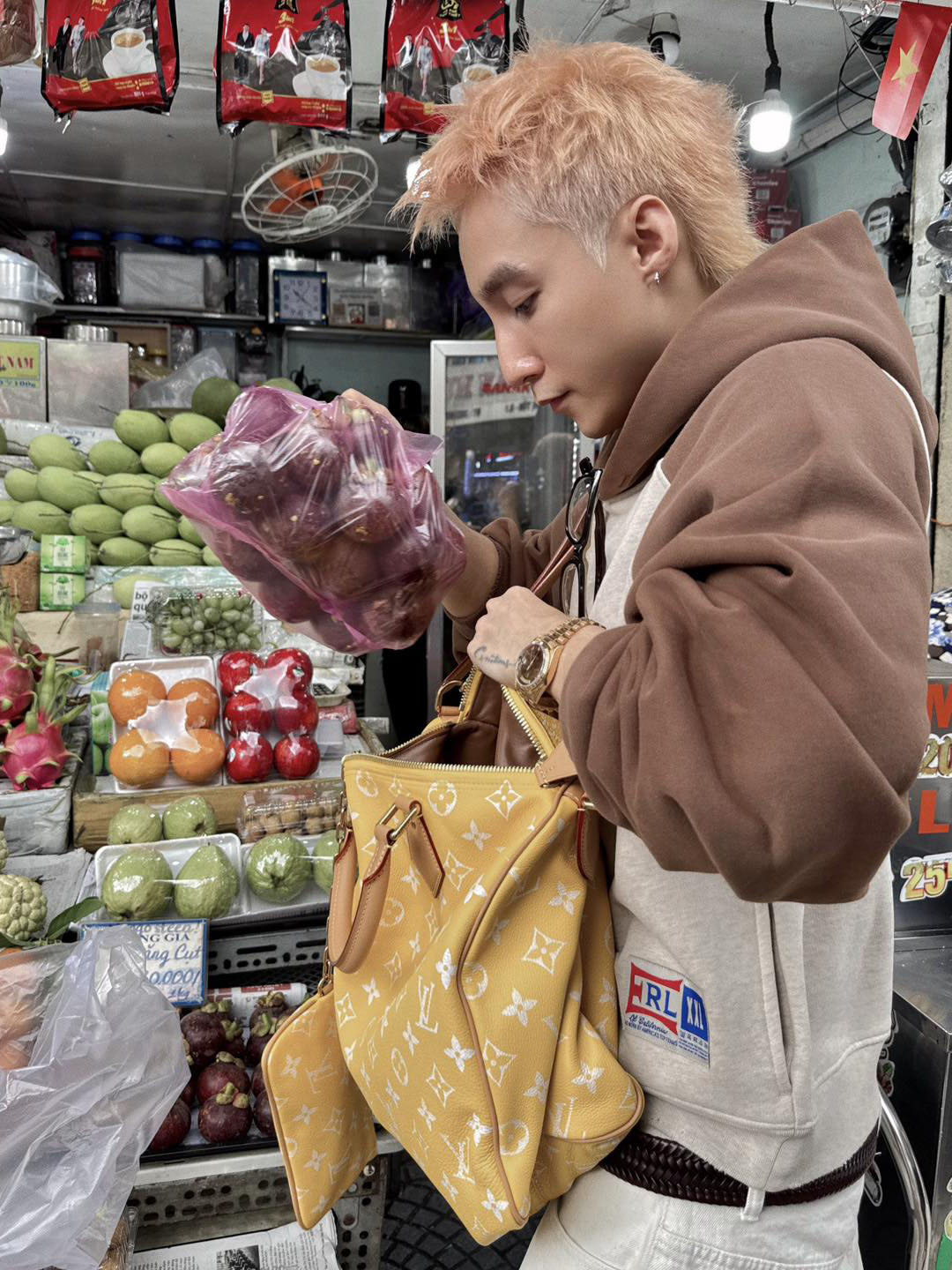 Một lần Sơn Tùng đi chợ Bến Thành mua trái cây, không ít khán giả trêu đùa: Túi Louis Vuitton cũng chỉ để đựng măng cụt.