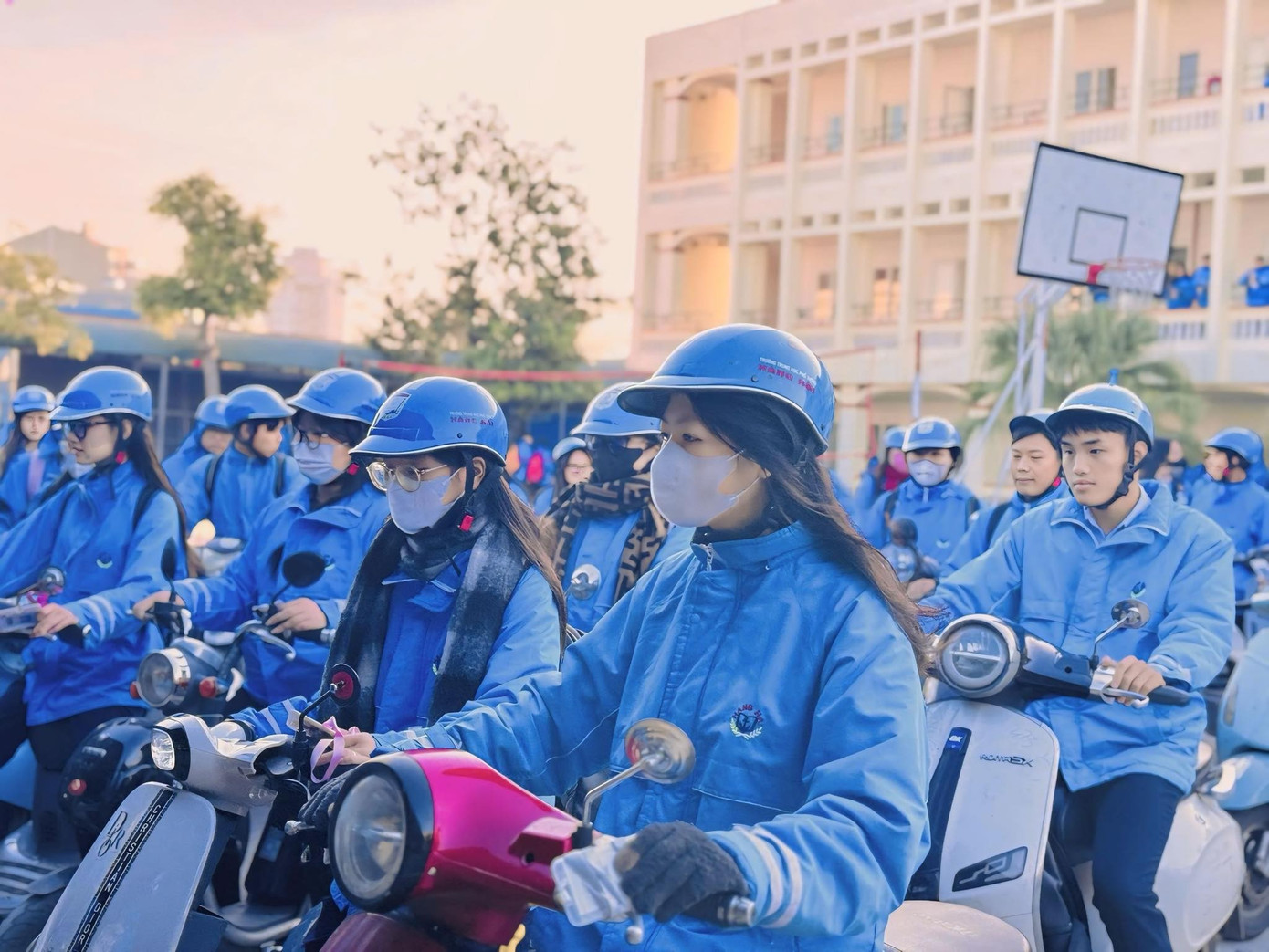 Trường THPT Hàng Hải tuyên dương 10 học sinh đi học sớm, hút hơn triệu lượt xem - 2