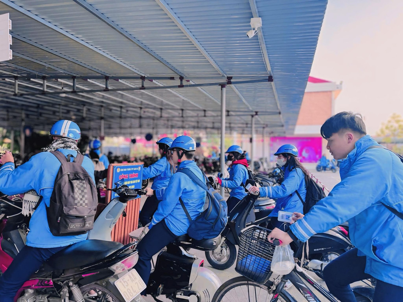 Trường THPT Hàng Hải tuyên dương 10 học sinh đi học sớm, hút hơn triệu lượt xem - 4