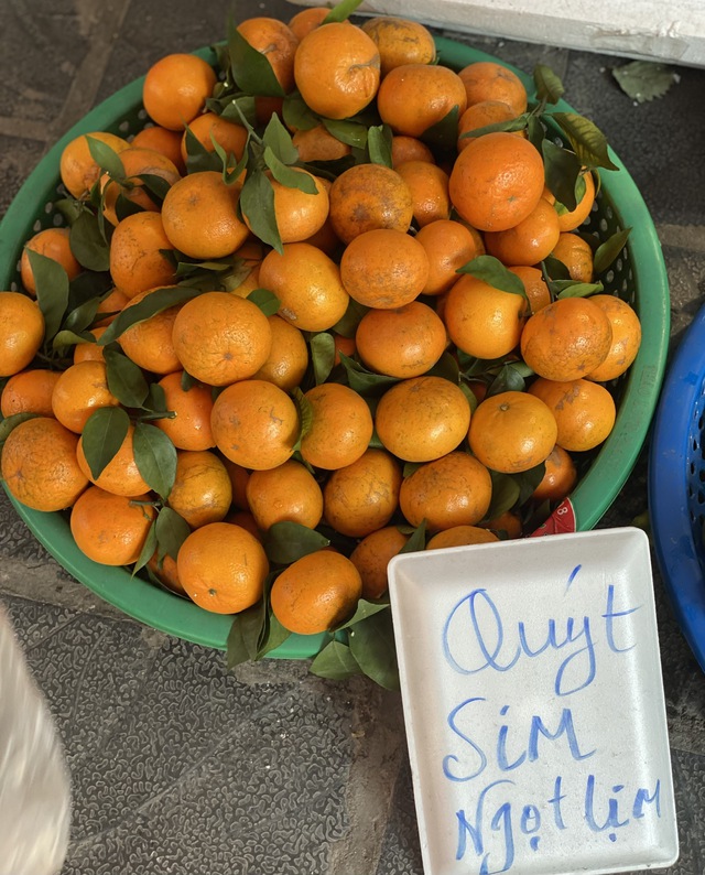 Quýt sim đang được rao bán trên thị trường dao động từ 15.000 - 35.000 đồng/kg.