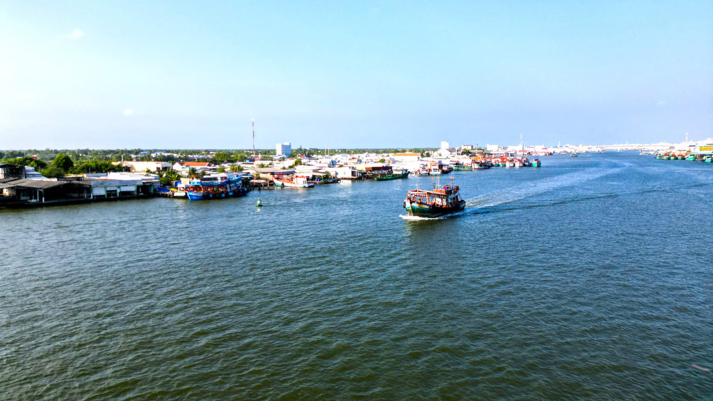 Những khoang tàu đầy cá, những nụ cười rạng rỡ trên gương mặt ngư dân nơi cửa biển Cà Mau đã cho thấy một mùa biển cuối năm đầy hy vọng, ấm áp hơn sau những ngày lênh đênh trên sóng nước.