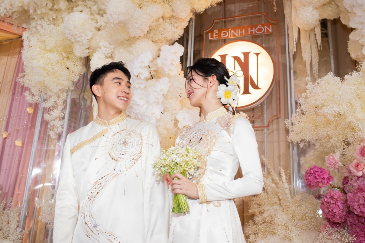 Phương Nhi rút khỏi các hoạt động showbiz để kết hôn ở tuổi 24. Sau lễ ăn hỏi cách đây một năm, cô và chồng - doanh nhân Phạm Nhật Minh Hoàng - sẽ tổ chức đám cưới vào ngày 22 và 23/1 tại Nha Trang, Khánh Hòa.