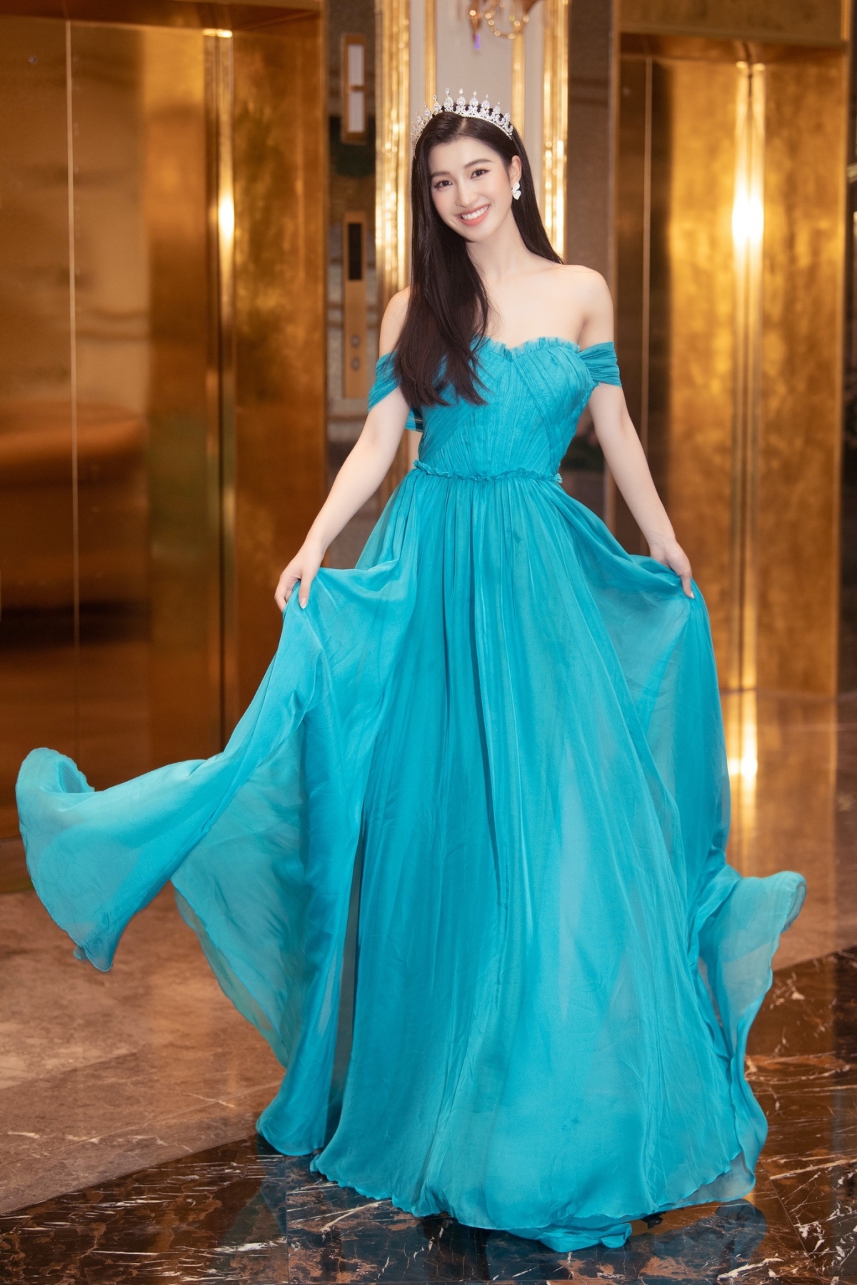 Cô có gương mặt hài hòa, nụ cười sáng. Theo người đẹp, trước khi đoạt á hậu, cô chỉ là nữ sinh bình thường, đi thi vì được bạn bè cổ vũ. Sau khi đoạt danh hiệu, cô vào showbiz, xem đây là môi trường để trau dồi bản thân. Thời gian đầu, Phương Nhi áp lực nhưng dần quen.