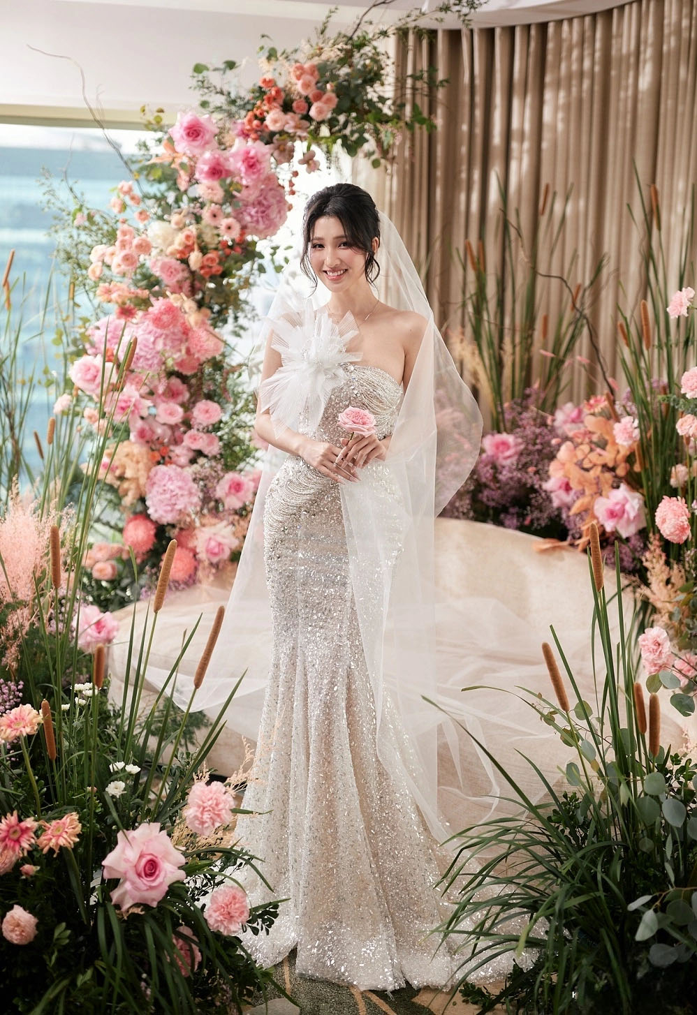 Nhiều thương hiệu áo cưới chọn Phương Nhi làm nàng thơ vì thích vẻ đẹp trong trẻo tuổi đôi mươi của cô.