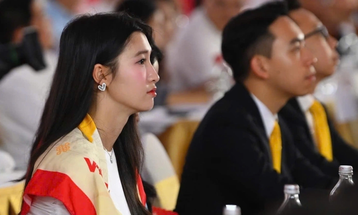 Đầu năm 2025, mỹ nhân bất ngờ làm lễ ăn hỏi với bạn trai Minh Hoàng - con trai thứ hai của tỷ phú Phạm Nhật Vượng. Mỗi lần cô xuất hiện cùng Minh Hoàng hoặc nhà chồng trước công chúng đều hút sự chú ý. Tháng 8/2025, Phương Nhi cùng bạn đời tham dự một chương trình tại Trung tâm Triển lãm Việt Nam. Tiếp đó, họ cùng xem concert G-Dragon vào tháng 11/2025 ở Hà Nội. Phương Nhi thần tượng ca sĩ từ ngày còn đi học. Ảnh: Hoàng An