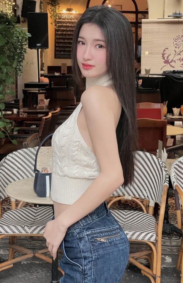 Phương Nhi từng tích cực hoạt động trên các nền tảng số, thường chia sẻ hình ảnh cuộc sống đời thường, sở thích nhảy múa, ca hát. Á hậu xem đây là công cụ để giao lưu, gần gũi với fan. Trước khi ngưng sử dụng mạng xã hội vào đầu năm 2025, kênh TikTok của Phương Nhi có hơn một triệu người theo dõi.