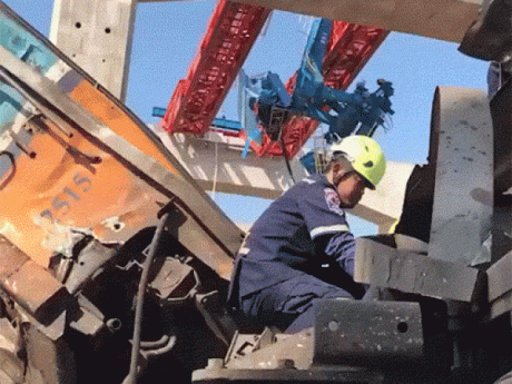 Clip hiện trường vụ cần cẩu đổ xuống đoàn tàu hỏa ở Thái Lan