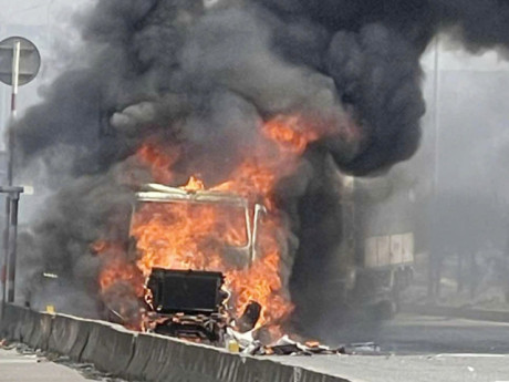 Xe container cháy ngùn ngụt trên Quốc lộ 51, giao thông ùn tắc kéo dài 2km