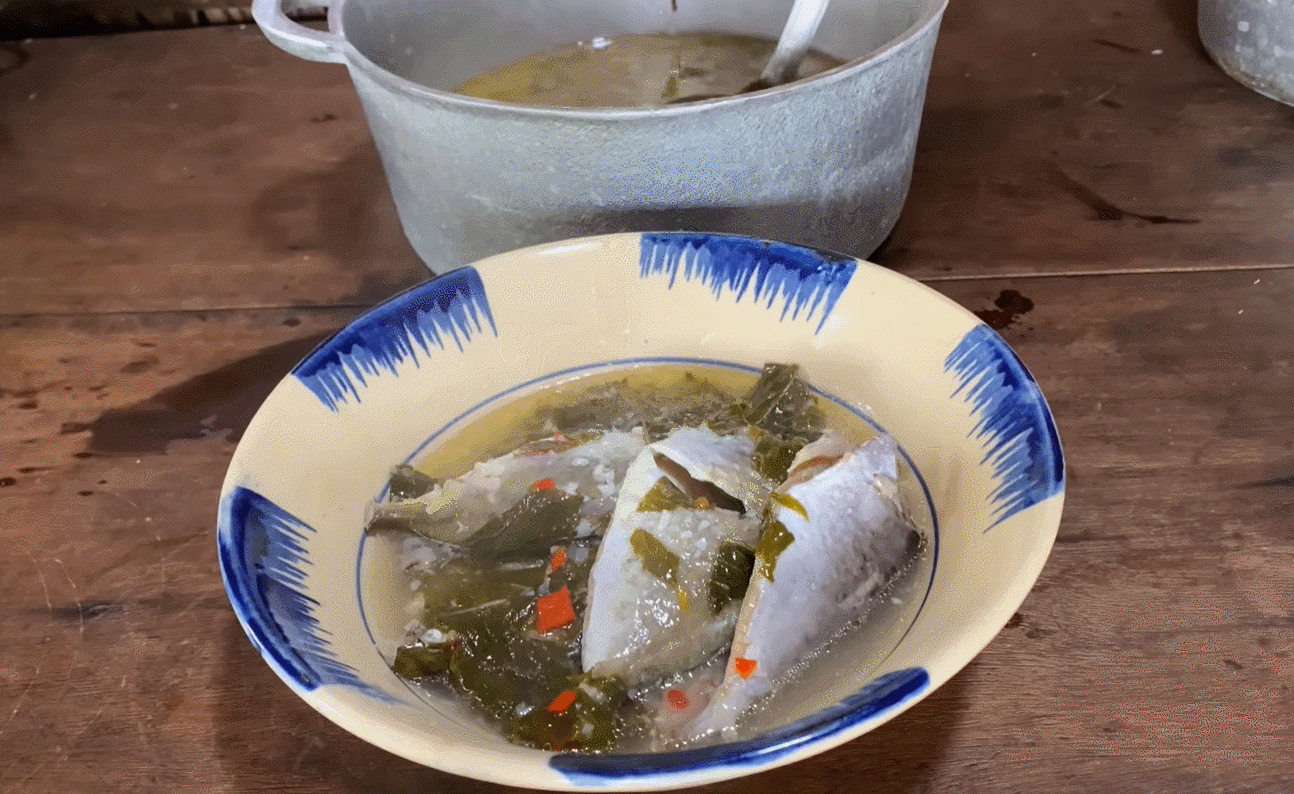 Món cá nâu nấu canh chua. Khi nấu, người ta thường ít đụng đũa hoặc đảo, lật cá để cá không bị vỡ, nát thịt. Ảnh: BomBom Vlog