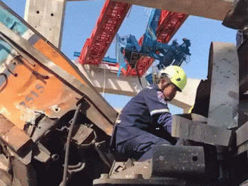 Clip hiện trường vụ cần cẩu đổ xuống đoàn tàu hỏa ở Thái Lan