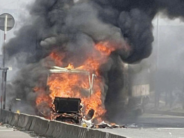 Xe container cháy ngùn ngụt trên Quốc lộ 51, giao thông ùn tắc kéo dài 2km