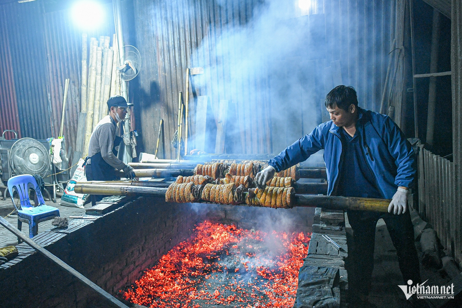 Trong quá trình quay thịt, người thợ liên tục chà đi phần bụi than để miếng thịt đẹp mắt nhất