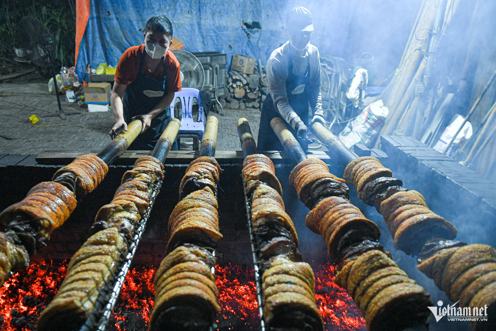 Thịt được trở liên tục để chín đều, không cháy khét