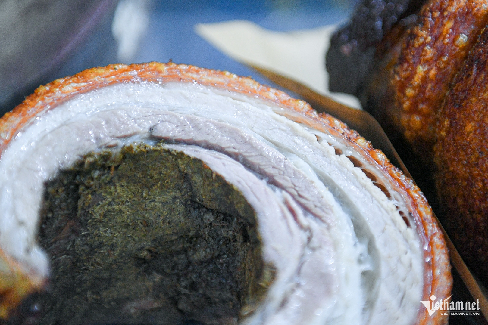 Miếng thịt quay đòn được thực hiện kỳ công trong khoảng 5 tiếng