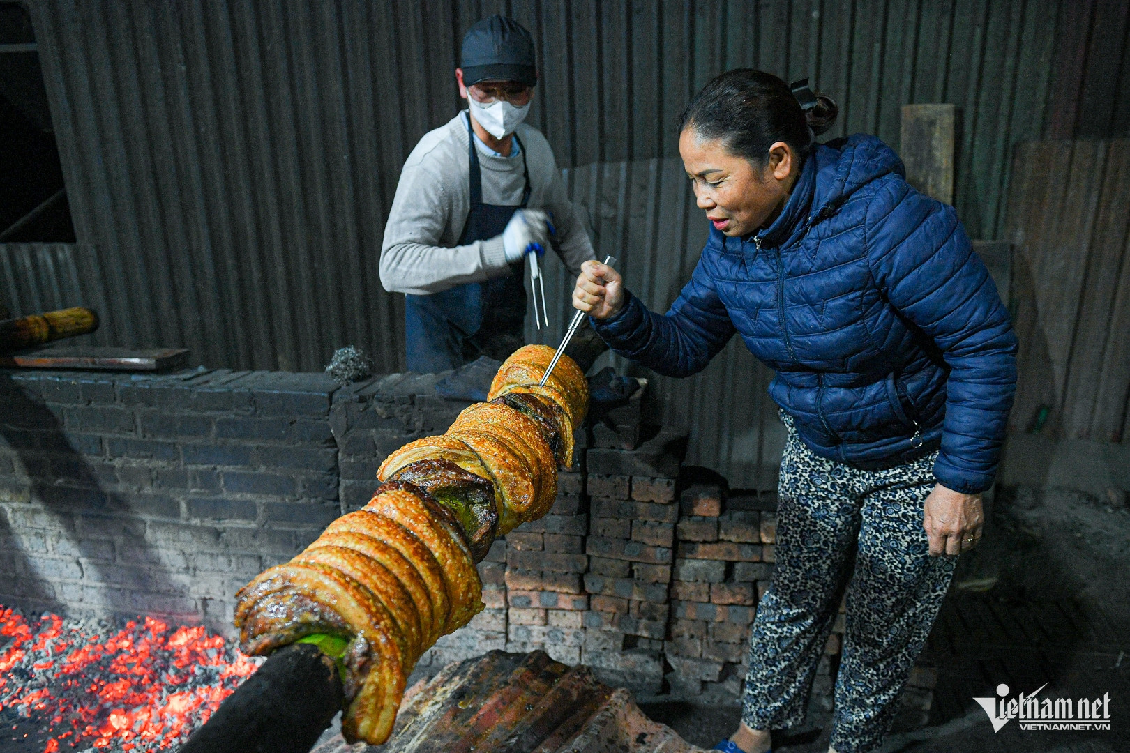 Bà Hương chọc bì để phần bì có thể nổ giòn, xốp, chín đều bên trong