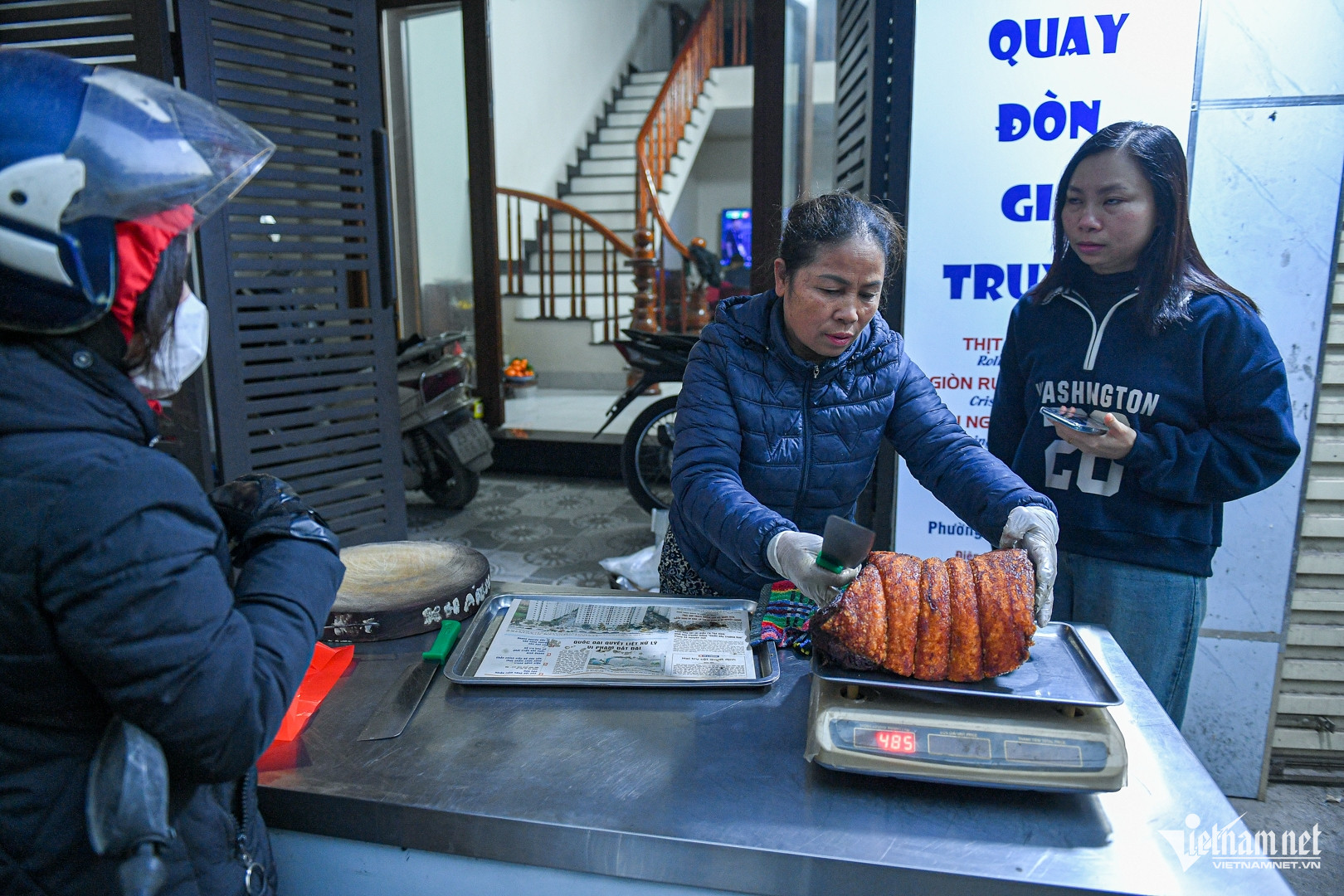 Tảng thịt nóng hổi vừa ra khỏi lò đã được khách đứng sẵn chờ mua