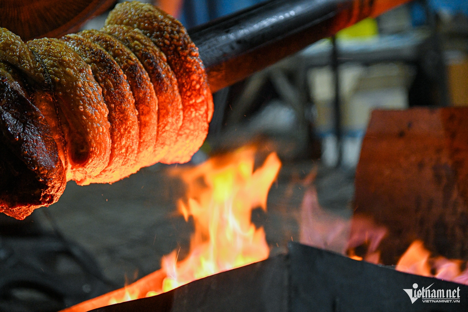 Nhiều khách của bà Hương còn đặt thịt quay đòn để mang về miền Nam tặng bạn bè thưởng thức