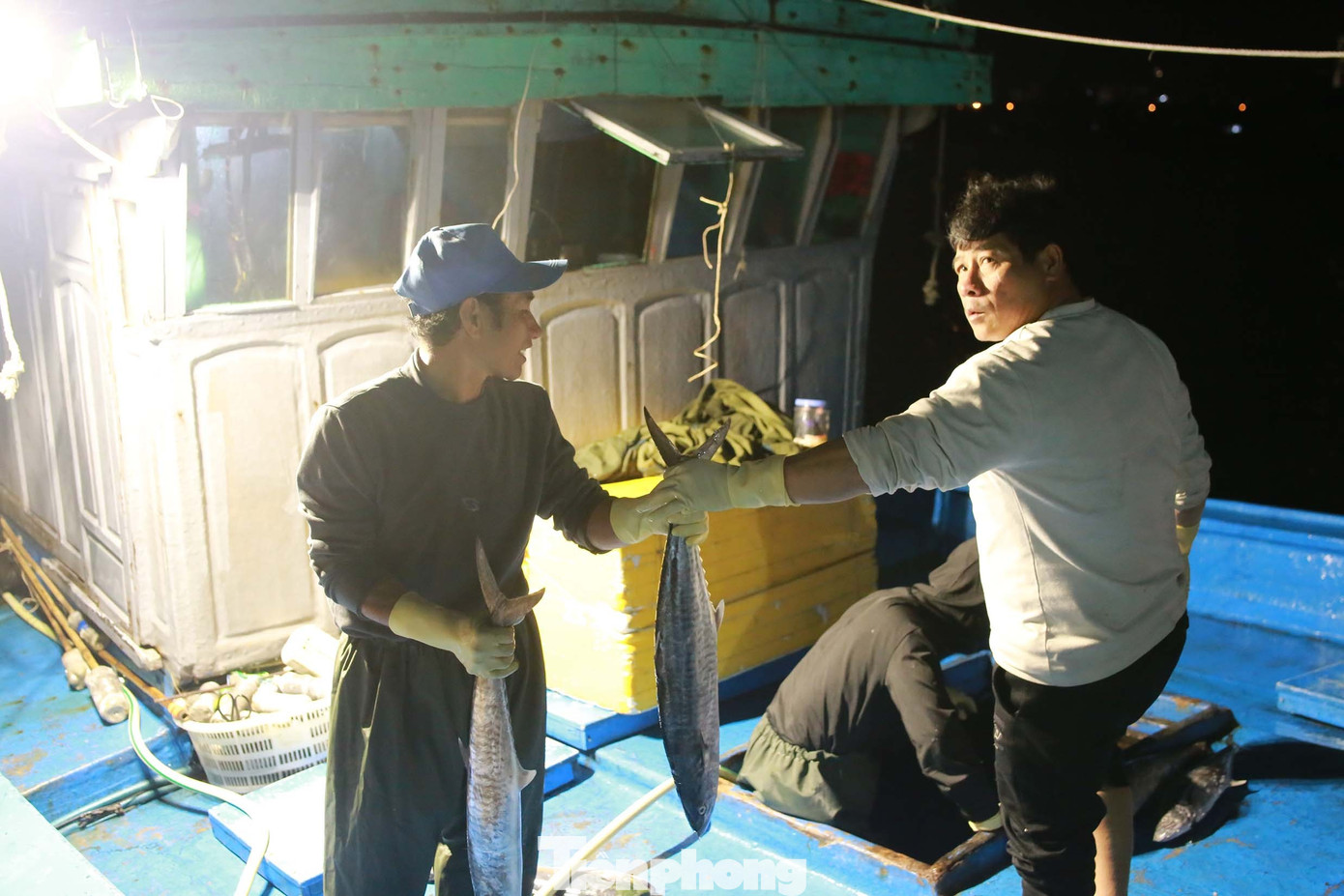 “Thu nhập tuy không được cao lắm, nhưng cũng là niềm vui của tôi cũng như các thuyền viên, góp thêm cho cái Tết xôm tụ cho gia đình”, ông Bút nói. Ảnh: Huy Hoàng