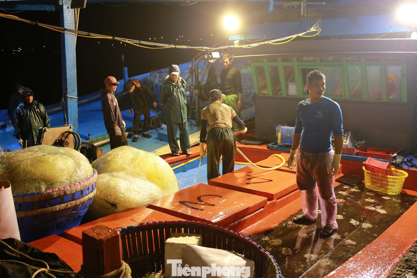 Trên chiếc tàu cá ĐNa 90147 TS vừa cập bến, thuyền trưởng Đỗ Văn Bút (phường An Hải, Đà Nẵng) nở nụ cười sạm sương gió. Chuyến biển cuối năm này tàu của ông thu được khoảng 70-80 triệu đồng sau khi trừ chi phí. Ảnh: Huy Hoàng