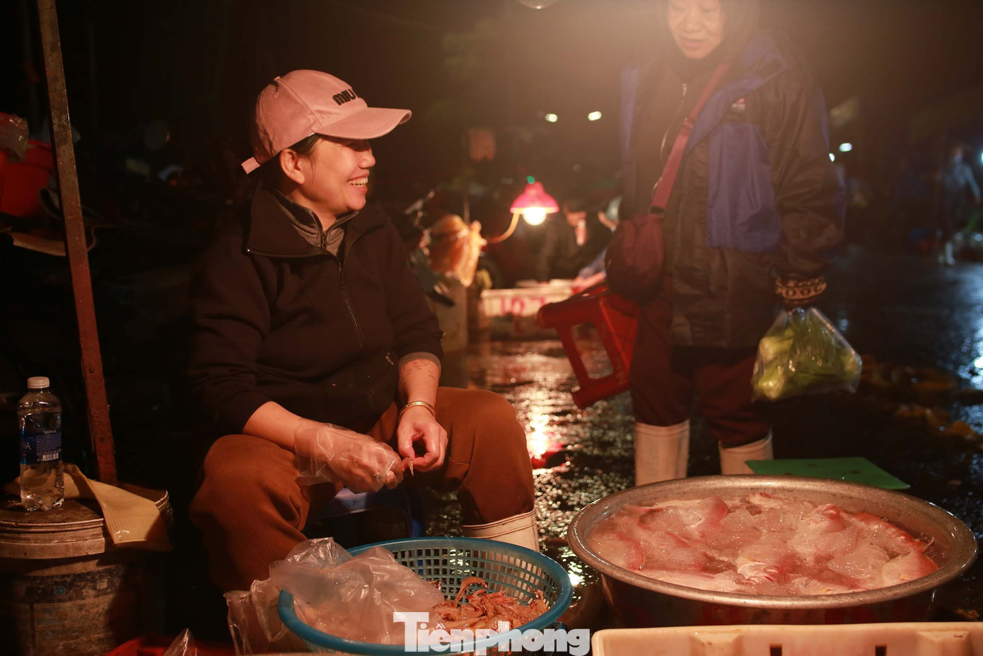 “Mong cho tàu bè vô đánh bắt được nhiều, mình buôn bán được để kiếm ít tiền tiêu Tết”, bà Nhung cười. Ảnh: Huy Hoàng