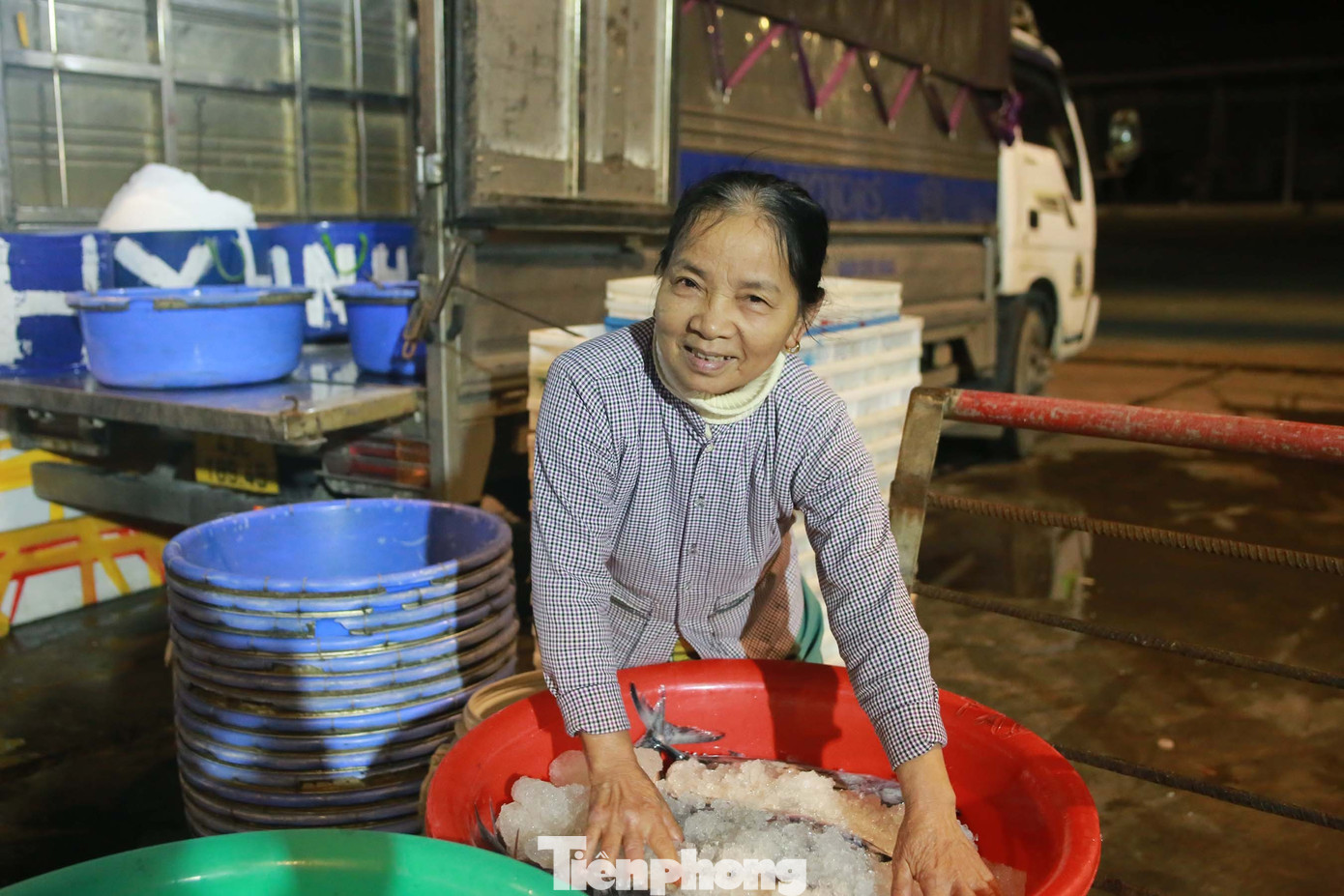 Bà Nguyễn Thị Diện, 67 tuổi, nhà ở Thăng Bình, Quảng Nam (cũ) cách cảng cá khoảng 60km. Bà có 22 năm làm nghề đẩy xe cá thuê tại cảng. Ảnh: Huy Hoàng